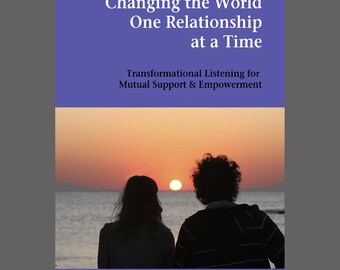 Puede incluir: Portada de libro con una silueta de dos personas en una playa al atardecer. El título es "Cambiar el mundo una relación a la vez" y el subtítulo es "Escucha transformacional para el apoyo mutuo y el empoderamiento". El autor es Sheryl Karas M.A.
