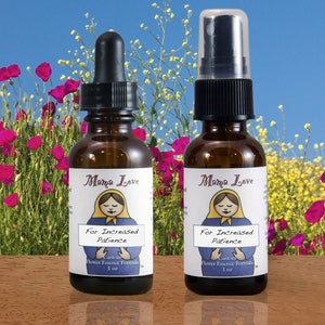 Op de afbeelding: Twee bruine glazen flessen met etiketten met de tekst "Mama Love" en "For Increased Patience". E&eacute;n heeft een druppelaar, de andere een spraykop. De achtergrond toont roze bloemen en een blauwe lucht. Elke fles bevat 30 ml.