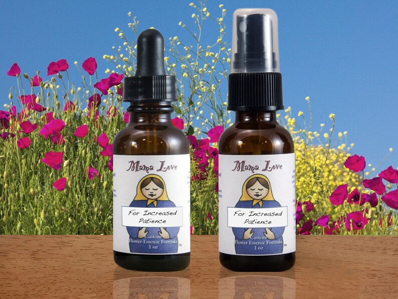 Op de afbeelding: Twee bruine glazen flessen met etiketten met de tekst "Mama Love" en "For Increased Patience". E&eacute;n heeft een druppelaar, de andere een spraykop. De achtergrond toont roze bloemen en een blauwe lucht. Elke fles bevat 30 ml.