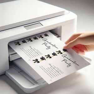 Op de afbeelding: Een witte printer die uitnodigingen voor een afstudeerfeest afdrukt. De uitnodigingen hebben zwarte afstudeerpetten en strikken met gouden accenten. De tekst op de uitnodiging luidt "Graduation Party" en bevat evenementdetails.