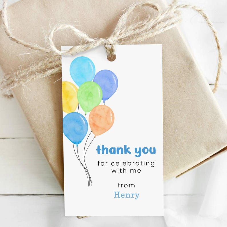 Puede incluir: Una etiqueta de regalo blanca con una ilustraci&oacute;n de acuarela de globos coloridos. La etiqueta dice "thank you for celebrating with me" y "from Henry" en texto azul. La etiqueta est&aacute; atada a un regalo envuelto con hilo.