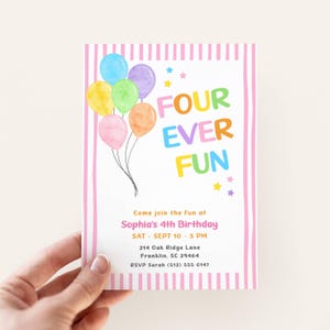 Op de afbeelding: Een rechthoekige verjaardagsuitnodiging met een roze en wit gestreepte rand. Het bevat aquarelballonnen in blauw, paars, groen, geel en oranje, met de tekst FOUR EVER FUN en de details voor de 4e verjaardag van Sophia op 10 september.