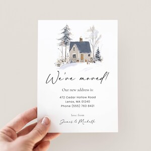 Puede incluir: Una tarjeta blanca con el texto "We've moved!" y una ilustración en acuarela de una casa con árboles. La nueva dirección y el número de teléfono se enumeran a continuación, junto con los nombres "James & Michelle".