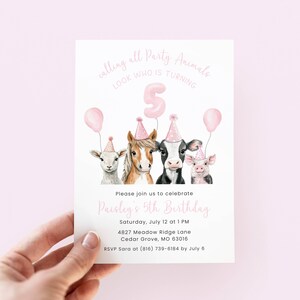 Könnte beinhalten: Eine weiße Geburtstagseinladungskarte mit rosa Text und Illustrationen. Die Karte lautet "calling all Party Animals, LOOK WHO IS TURNING 5". Sie zeigt Aquarellillustrationen eines Lamms, eines Pferdes, einer Kuh und eines Schweins mit Partyhüten und Luftballons.
