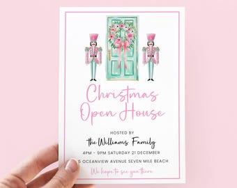 Könnte beinhalten: Einladung zur Weihnachts-Open-House mit rosa und weißem Rand. Die Einladung zeigt eine türkisgrüne Tür mit einem Blumengirlande, flankiert von zwei Spielzeugsoldaten. Der Text "Christmas Open House" ist in rosa Schrift geschrieben.