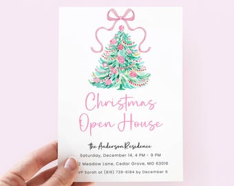 Puede incluir: Una tarjeta de invitación rectangular blanca con un árbol de Navidad en acuarela coronado por un lazo rosa. El texto dice Christmas Open House, The Anderson Residence, Saturday, December 14, 4 PM - 9 PM, 2 Meadow Lane, Cedar Grove, MO 63016, RSVP Sarah at (816) 739-6184 by December 6.