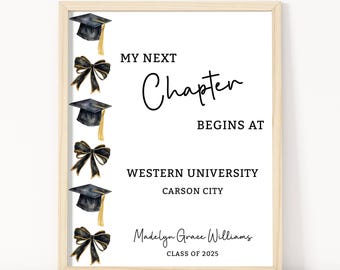 Op de afbeelding: Ingelijste print met de tekst "MY NEXT Chapter BEGINS AT WESTERN UNIVERSITY CARSON CITY" en de naam "Madelyn Grace Williams CLASS OF 2025". De print heeft afstudeerpetten en strikken.