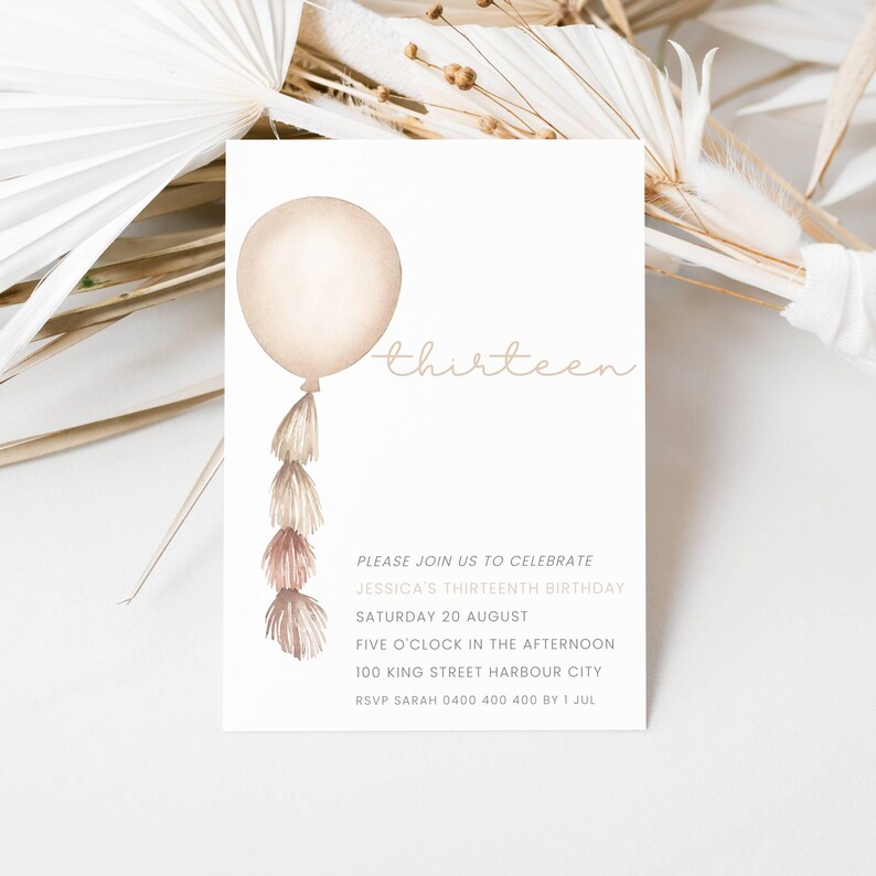 Pu&ograve; includere: Un palloncino beige con una coda a nappe, un invito scritto a mano per una festa di compleanno di 13 anni con la parola "thirteen" in corsivo, e il testo "Please join us to celebrate Jessica's thirteenth birthday, Saturday 20 August, Five o'clock in the afternoon, 100 King Street Harbour City, RSVP Sarah 0400 400 400 by 1 Jul."