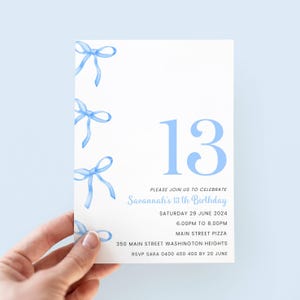 Invitación de cumpleaños número 13 para niña, plantilla de lazo azul, invitación editable con lazo coqueto para fiesta de cumpleaños de 13 años.