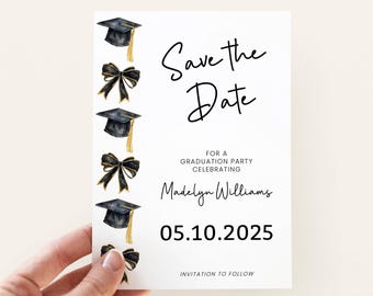 Op de afbeelding: Een witte afstudeeraankondigingskaart met zwarte tekst met de tekst "Save the Date" en "Voor een afstudeerfeest ter ere van Madelyn Williams 05.10.2025". De kaart is versierd met zwarte afstudeerpetten en strikken.