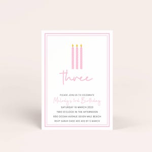 K&ouml;nnte beinhalten: Eine rosafarbene Geburtstagseinladung mit wei&szlig;em Hintergrund und rosa Rand. Die Einladung zeigt drei rosafarbene Kerzen mit gelben Flammen und das Wort "three" in rosa Kursivschrift. Der Text lautet: "Bitte feiern Sie mit uns den 3. Geburtstag von Melody, Samstag, 16. M&auml;rz 2023, 14:00 Uhr, 650 Ocean Avenue Seven Mile Beach, RSVP Sarah 0400 400 400 bis zum 5. M&auml;rz."