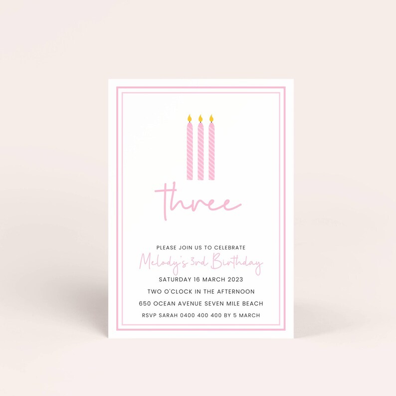 K&ouml;nnte beinhalten: Eine rosafarbene Geburtstagseinladung mit wei&szlig;em Hintergrund und rosa Rand. Die Einladung zeigt drei rosafarbene Kerzen mit gelben Flammen und das Wort "three" in rosa Kursivschrift. Der Text lautet: "Bitte feiern Sie mit uns den 3. Geburtstag von Melody, Samstag, 16. M&auml;rz 2023, 14:00 Uhr, 650 Ocean Avenue Seven Mile Beach, RSVP Sarah 0400 400 400 bis zum 5. M&auml;rz."