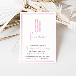 K&ouml;nnte beinhalten: Rosa-wei&szlig;e Geburtstagseinladung mit dem Wort "three" in rosa Schrift und drei rosa Kerzen mit gelben Flammen. Der Einladungstext lautet: "Bitte feiern Sie mit uns den 3. Geburtstag von Melody, Samstag, 16. M&auml;rz 2023, 14:00 Uhr, 650 Ocean Avenue Seven Mile Beach, RSVP Sarah 0400 400 400 bis 5. M&auml;rz."