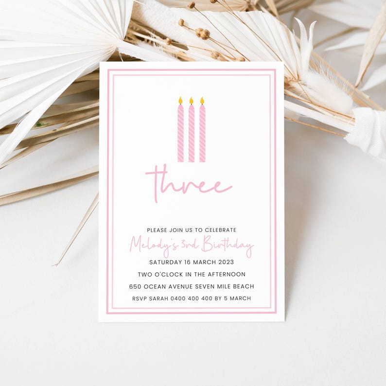 K&ouml;nnte beinhalten: Rosa-wei&szlig;e Geburtstagseinladung mit dem Wort "three" in rosa Schrift und drei rosa Kerzen mit gelben Flammen. Der Einladungstext lautet: "Bitte feiern Sie mit uns den 3. Geburtstag von Melody, Samstag, 16. M&auml;rz 2023, 14:00 Uhr, 650 Ocean Avenue Seven Mile Beach, RSVP Sarah 0400 400 400 bis 5. M&auml;rz."
