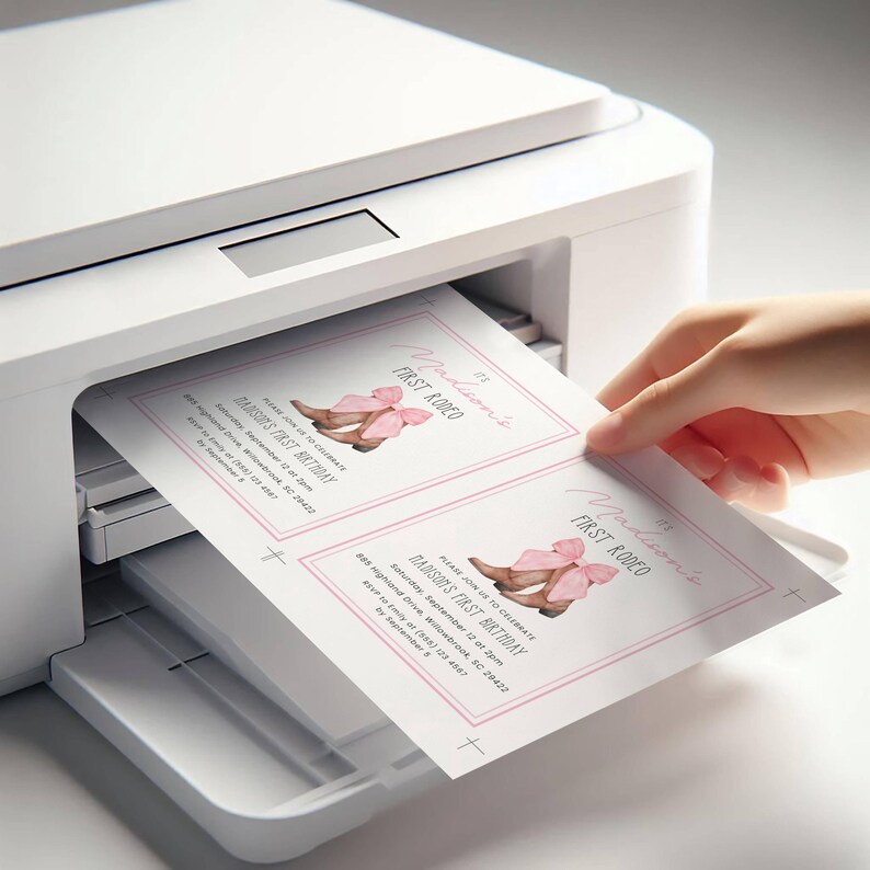 Puede incluir: Una impresora de inyecci&oacute;n de tinta blanca que expulsa una hoja de papel con dos invitaciones de cumplea&ntilde;os id&eacute;nticas. Cada invitaci&oacute;n muestra un lazo rosa sobre botas vaqueras marrones, el texto "It's Madison's FIRST RODEO" y los detalles.
