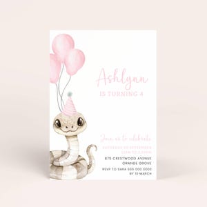 Könnte beinhalten: Eine Geburtstagseinladung mit einer Aquarellillustration einer lächelnden Schlange, die eine Partyhütchen trägt und rosa Luftballons hält. Der Einladungstext lautet "Ashlynn wird 4" und enthält Eventdetails in rosa Schrift.