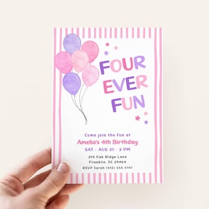Pode incluir: Um convite de aniversário retangular com listras verticais cor-de-rosa nas laterais. Apresenta balões em estilo aquarela roxos e rosas, pequenas estrelas e o texto FOUR EVER FUN. Inclui detalhes do 4º aniversário de Amelia, data e local.
