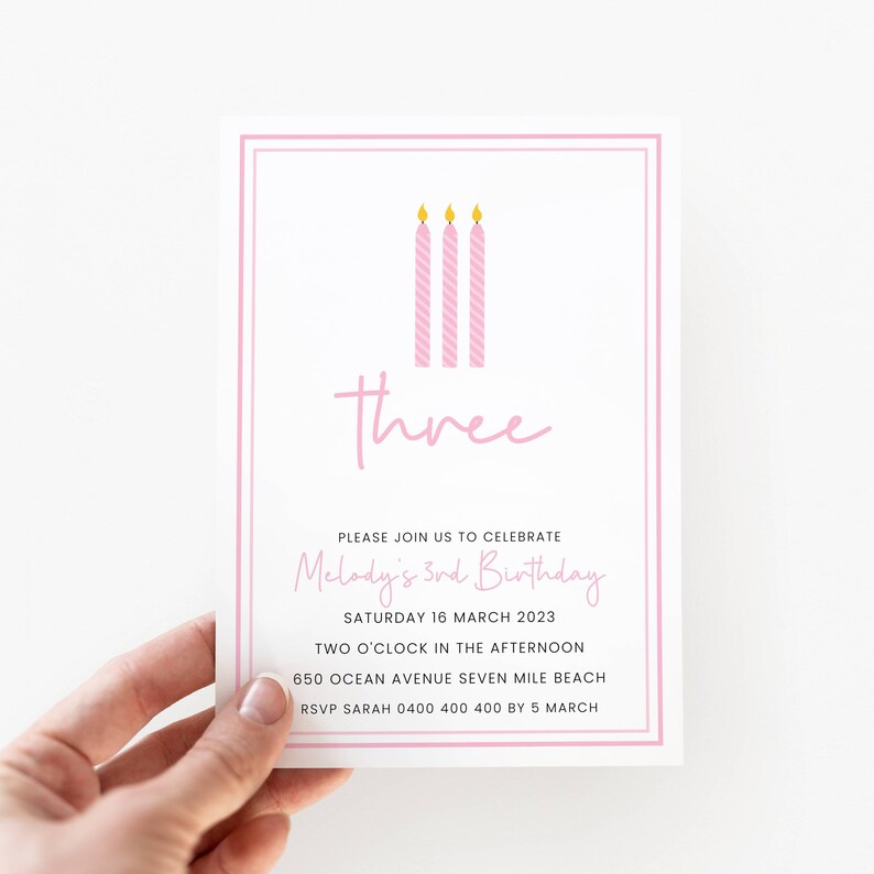 K&ouml;nnte beinhalten: Rosa Geburtstagseinladung mit drei rosa Kerzen und dem Text "three" und "Melody's 3rd Birthday". Die Einladung enth&auml;lt Datum, Uhrzeit, Ort und RSVP-Informationen.