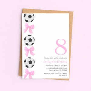 Voetbal verjaardagsuitnodiging meisje, bewerkbare meisje voetbal uitnodiging, roze strik voetbal uitnodiging voor feest afbeelding 5