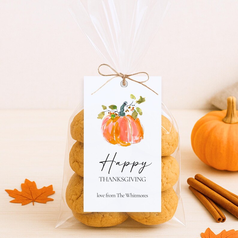 K&ouml;nnte beinhalten: Ein klarer Zellophanbeutel, mit Bindfaden gebunden, enth&auml;lt Kekse und ein Etikett. Das Etikett zeigt eine Aquarell-K&uuml;rbis-Illustration und die Worte "Happy Thanksgiving" und "love from The Whitmores."