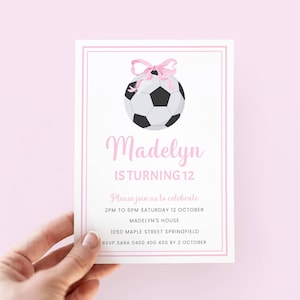 サッカーの誕生日招待状 女の子、編集可能な誕生日招待状 ピンク、女の子のサッカーパーティー招待状テンプレート、女の子らしいサッカーボール ピンクのリボン