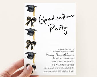 Puede incluir: Una invitación a una fiesta de graduación blanca con texto negro. La invitación presenta un gorro de graduación negro con una borla dorada y un lazo negro con detalles dorados. El texto dice "Graduation Party" e incluye el nombre del graduado, la fecha, la hora, la ubicación y la información de RSVP.