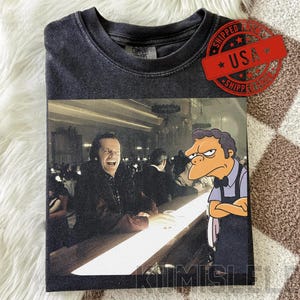 Shining x Simpsons Mashup T-Shirt | Jack Torrance & Moe Szyslak als Barkeeper | Vintage-Horror-Parodie-T-Shirt | Comfort Colors Washed Shirt