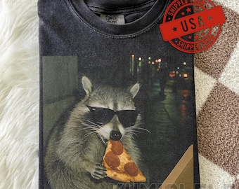 Comfort Colors Tvättbjörn som äter pizza T-shirt | Rolig meme grafisk t-shirt, vintage fånig tvättbjörnsdesign