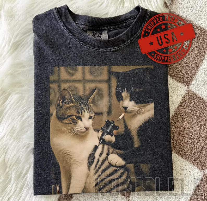 Meme de tatuaje de gato retro de Comfort Colors, sudadera divertida, sudadera parodia, camisetas virales, camiseta de regalo divertida, suéter meme, camiseta de humor negro imagen 1