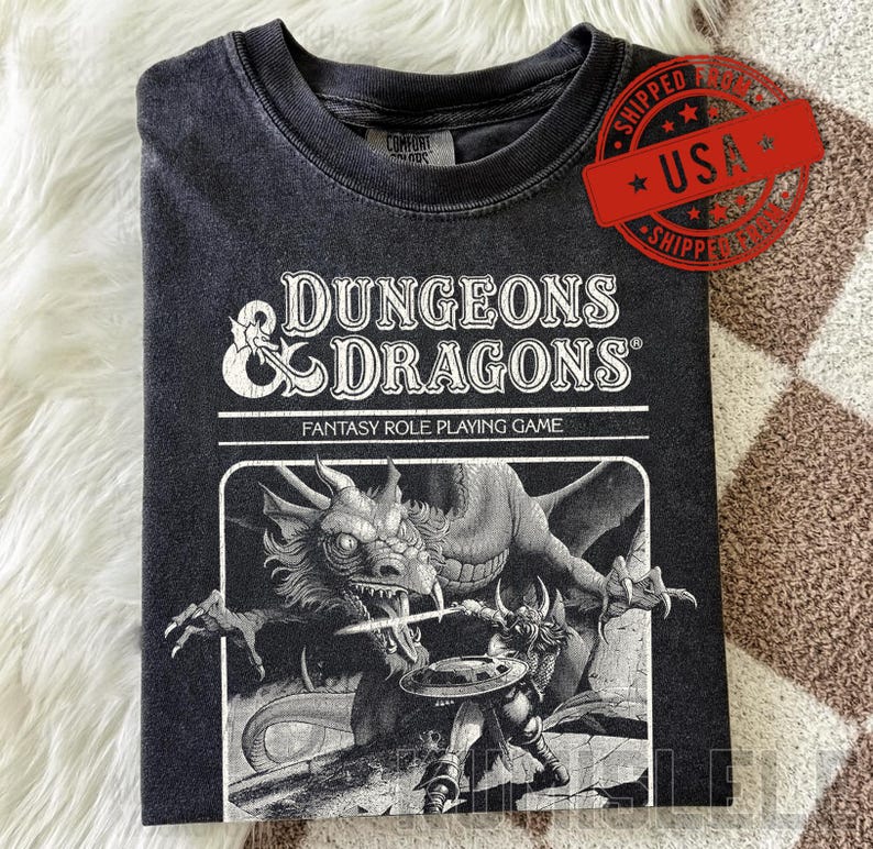 Camiseta gráfica de Dungeon Dragon 1974 con colores cómodos / Estilo vintage Y2K imagen 1