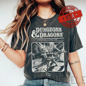 Camiseta gráfica de Dungeon Dragon 1974 con colores cómodos / Estilo vintage Y2K imagen 2