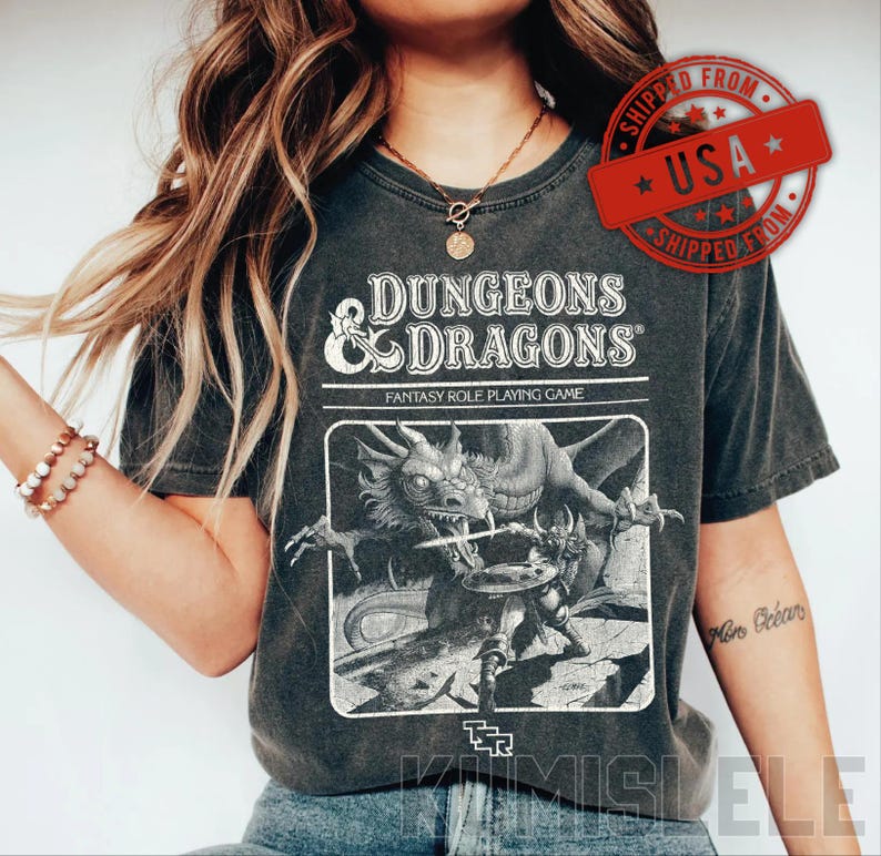 Camiseta gráfica de Dungeon Dragon 1974 con colores cómodos / Estilo vintage Y2K imagen 2