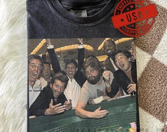 Camiseta gráfica vintage de la película "Resacón en Las Vegas" con colores cómodos y escena de póker.