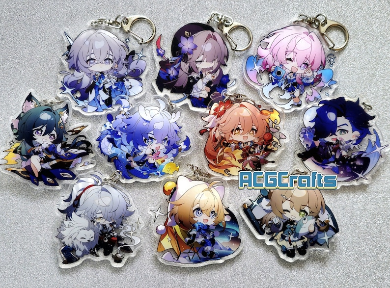 Op de afbeelding: Een set van negen anime-personage sleutelhangers met verschillende personages met verschillende haarkleuren en outfits. De sleutelhangers zijn gemaakt van helder acryl en hebben een glanzende afwerking. De personages zijn allemaal in chibi-stijl, met grote hoofden en kleine lichamen. De sleutelhangers zijn allemaal bevestigd aan zilveren sleutelringen.