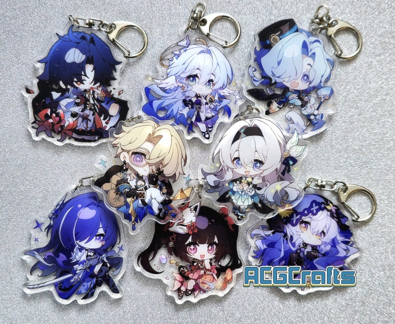 Op de afbeelding: Een set van acht anime-personage sleutelhangers met verschillende personages met blauw, wit en paars haar. De sleutelhangers zijn gemaakt van helder acryl en hebben een glittereffect. De personages zijn allemaal in chibi-stijl en hebben grote ogen. De sleutelhangers zijn bevestigd aan zilveren sleutelringen. De tekst "ACGcrafts" is zichtbaar in de rechterbenedenhoek van de afbeelding.