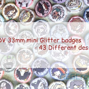 Könnte beinhalten: Eine Sammlung von 33 mm Mini-Glitzer-Ansteckern mit 43 verschiedenen Designs. Die Anstecker zeigen farbenfrohe Illustrationen verschiedener Charaktere. Der Text "IDV" ist sichtbar. Die Anstecker sind rund und haben ein glitzerndes Finish.