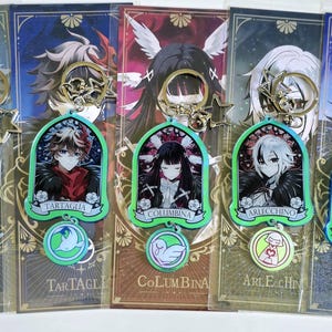 Puede incluir: Cinco llaveros coloridos con personajes del videojuego Genshin Impact. Cada llavero tiene un personaje diferente, incluyendo Dottore, Tartaglia, Columbina, Arlecchino y Pantalone. Los llaveros están hechos de acrílico transparente con un diseño verde y blanco.