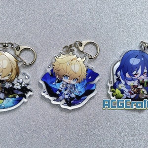 Op de afbeelding: Drie anime-personage sleutelhangers met transparante acryl achtergronden. De personages zijn een blonde jongen met blauwe ogen, een blonde jongen met blauwe ogen en een jongen met blauw haar en blauwe ogen. De sleutelhangers liggen op een grijs oppervlak. De tekst "ACGCrafts" is zichtbaar in de rechter benedenhoek van de afbeelding.
