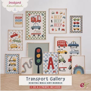 Op de afbeelding: Een collectie ingelijste wandkunst met diverse transportthema's, waaronder brandweerwagens, politieauto's, ambulances, raceauto's, bouwvoertuigen, verkeerslichten en wegenkaarten op achtergronden met ruitpatronen en effen kleuren.
