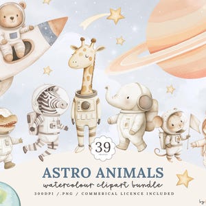 Może przedstawiać: Zestaw clipartów akwarelowych z uroczymi zwierzętami w kombinezonach astronautów, w tym niedźwiedź, żyrafa, zebra, słoń, mysz, lis i aligator. Obraz zawiera rakietę, planety, gwiazdy i tekst "ASTRO ANIMALS watercolour clipart bundle".