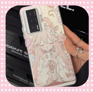 Może przedstawiać: Etui na telefon z jasnor&oacute;żową ilustracją w stylu anime dziewczyny pijącej z kubka. Etui ma białą obw&oacute;dkę i wycięcie na aparat. Na etui wydrukowano napis "SO COOL".