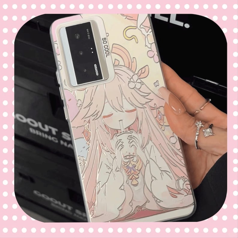 Może przedstawiać: Etui na telefon z jasnor&oacute;żową ilustracją w stylu anime dziewczyny pijącej z kubka. Etui ma białą obw&oacute;dkę i wycięcie na aparat. Na etui wydrukowano napis "SO COOL".