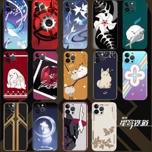 Op de afbeelding: Een verzameling telefoonhoesjes met diverse ontwerpen. De hoesjes tonen illustraties van vogels, bloemen, konijnen en abstracte patronen. Kleuren zijn onder meer blauw, rood, wit, geel en zwart. De hoesjes zijn ontworpen voor een smartphone.