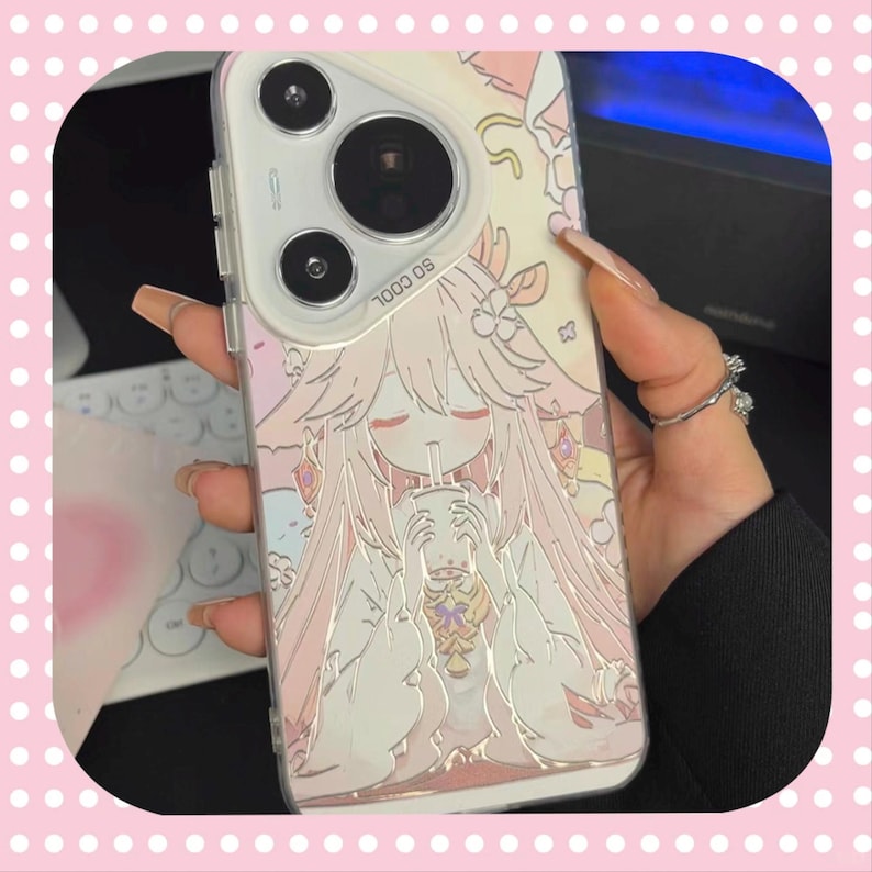 Może przedstawiać: Przezroczyste etui na telefon z r&oacute;żowo-białą ilustracją w stylu anime. Projekt przedstawia postać trzymającą nap&oacute;j, z napisem "SO COOL" w pobliżu obiektyw&oacute;w aparatu. Etui jest trzymane przez osobę.