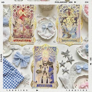 以下が含まれることがあります： 金色のフレームと詳細なイラストが施された装飾カード。カードには、赤、青、金などの色を使用したステンドグラス風の人物が描かれています。画像には、リボンや星型の装飾も含まれています。