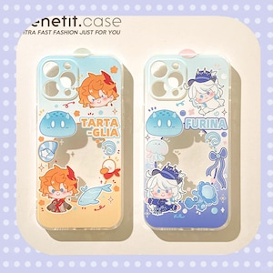 Könnte beinhalten: Zwei transparente Handyhüllen mit farbenfrohen Charakterdesigns im Anime-Stil. Eine Hülle zeigt einen orangehaarigen Charakter mit dem Text "TARTAGLIA", die andere einen weißhaarigen Charakter mit dem Text "FURINA". Die Hüllen haben einen hellblauen und gelben Farbverlauf.
