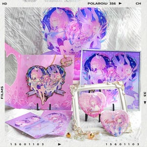 Puede incluir: Una colección de merchandising de estilo anime en rosa y morado, que incluye soportes acrílicos en forma de corazón, arte enmarcado, un pin en forma de corazón y tarjetas. La obra de arte presenta personajes con cabello rosado y alas de ángel.