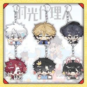 Può includere: Una collezione di sei portachiavi con personaggi in stile anime. Ogni portachiavi presenta un diverso design di personaggio con acconciature, abiti ed espressioni uniche. I portachiavi sono attaccati ad anelli metallici color argento. Lo sfondo ha caratteri cinesi.