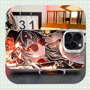 Könnte beinhalten: Transparente Handyhülle mit einer Anime-Illustration eines Charakters mit roten Augen und Sonnenbrille. Das Design umfasst rote florale Akzente und den Text "SO COOL" in der Nähe der Kameralinsen. Die Hülle wird auf einem Ständer präsentiert.