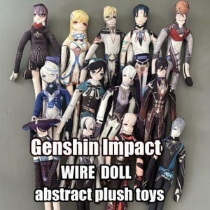 Puede incluir: Una colección de muñecos de alambre Genshin Impact, juguetes de peluche abstractos. Los muñecos visten varios atuendos y poses, con rasgos faciales y ropa detallados. El texto "Genshin Impact WIRE DOLL abstract plush toys" está presente.